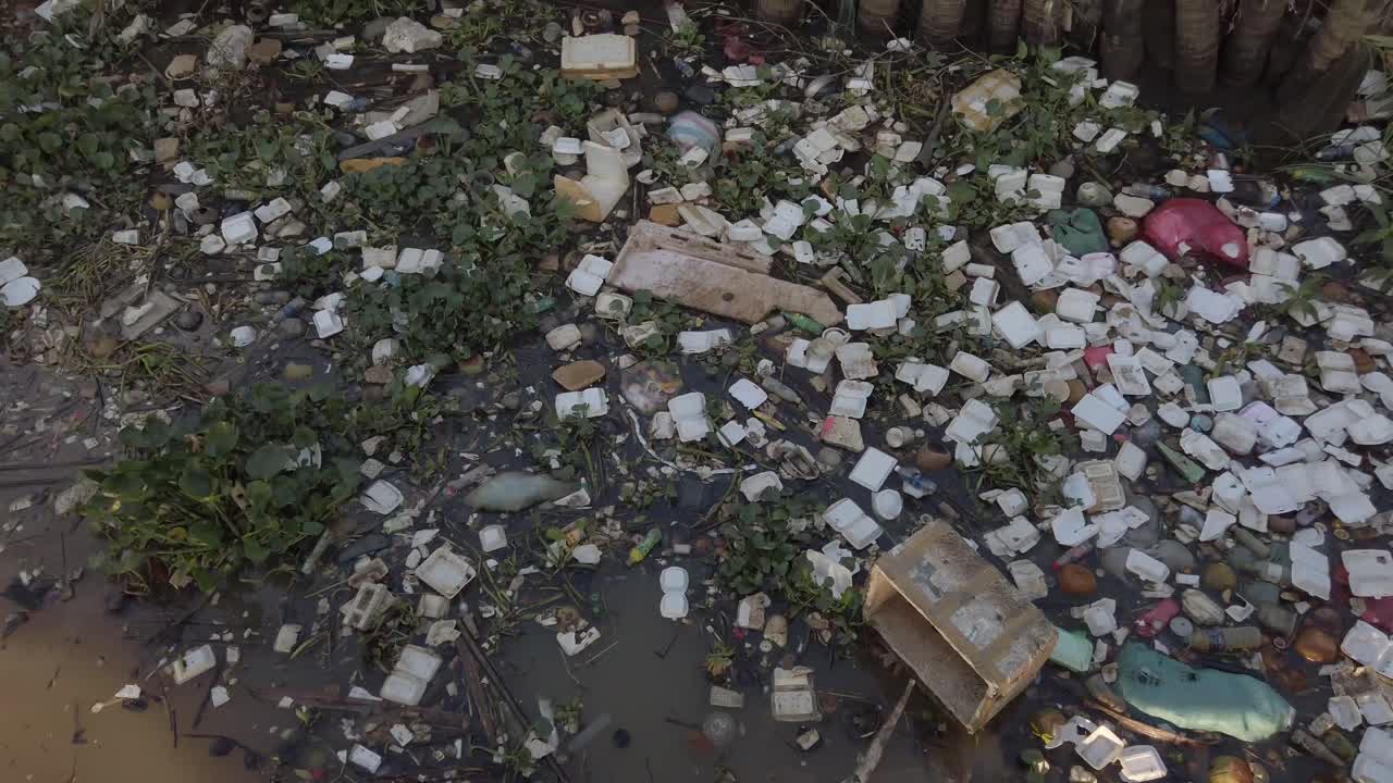 una sección muy contaminada de un importante río asiático