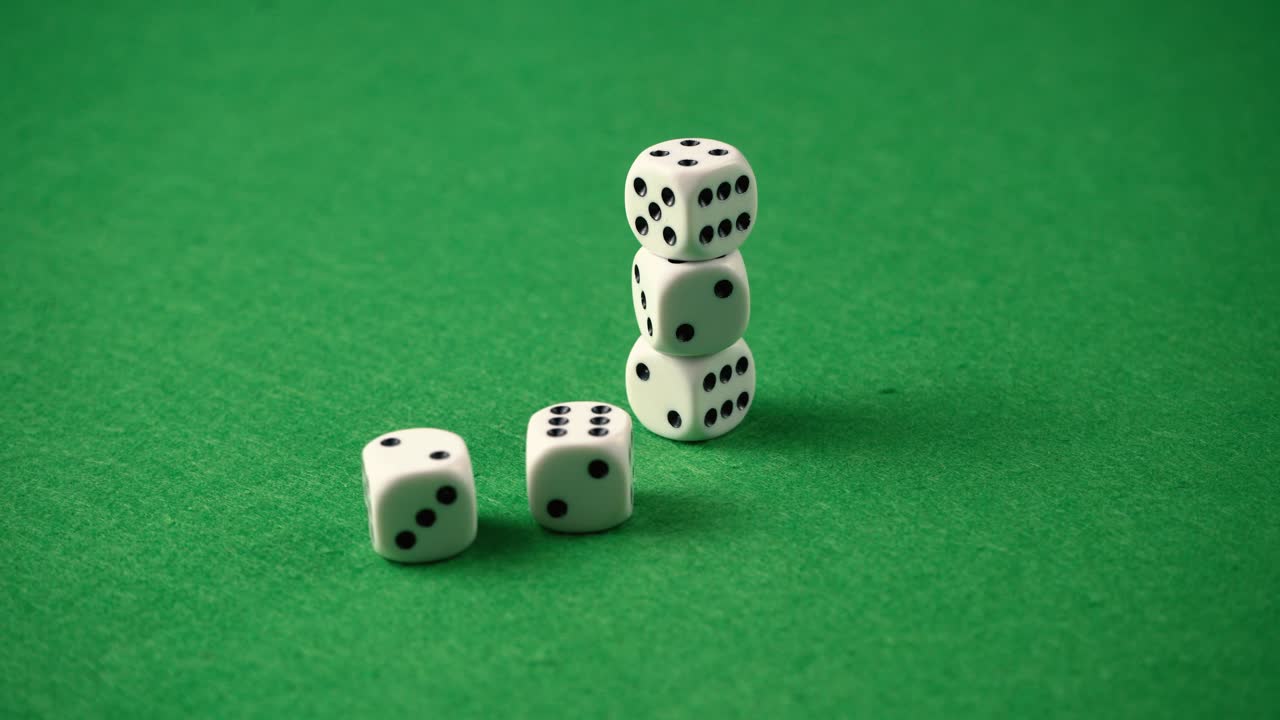 lentamente girando un tiro de dados en una mesa de juego verde