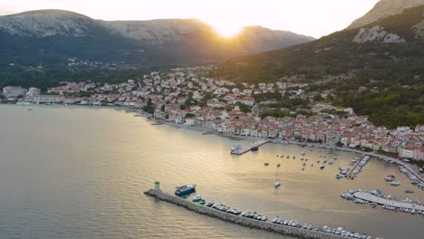 Der-Schöne-Und-Friedliche-Ferienort-Baska-In-Der-Nähe-Des-Hafens-Mit-Booten-Und-Yachten,-Die-Während-Der-Goldenen-Stunde-Auf-Der-Insel-Krk,-Kroatien,-Am-Ruhigen-Meer-Verankert-Sind