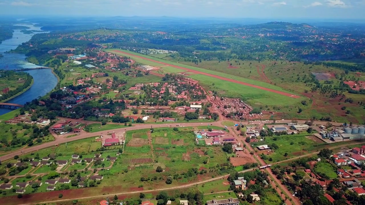 Quartiere di Jinja con il fiume Nilo in Uganda - Ripresa aerea con drone