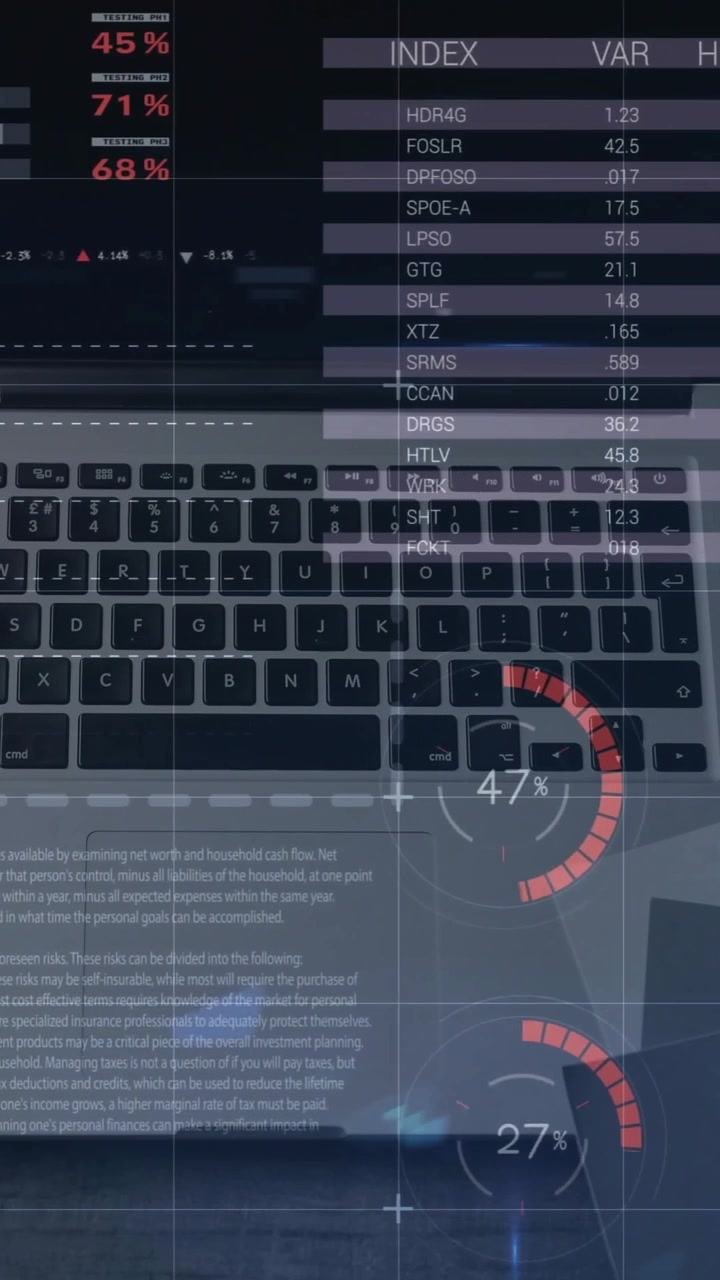 Animasjon av finansiell databehandling over bærbar PC og notatbok på skrivebord