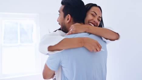 feliz, abrazar y pareja con prueba de embarazo positiva
