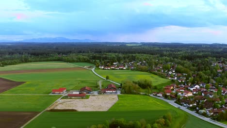 Timelapse-De-Una-Vista-Aérea-Sobre-Un-Pueblo-Verde-Primaveral-En-El-Sur-De-Baviera---Oberhaching