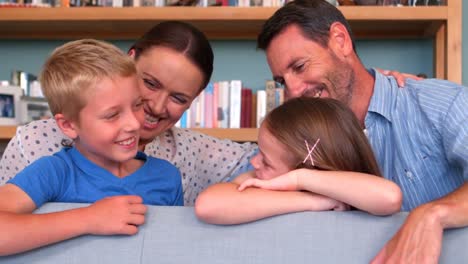 Lächelnde-Familie,-Die-Miteinander-Redet