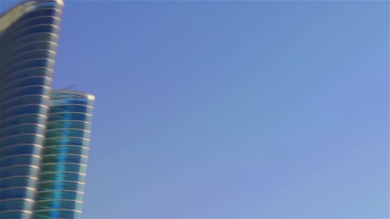 batir pan a rascacielos en abu dhabi, en los emiratos árabes unidos.