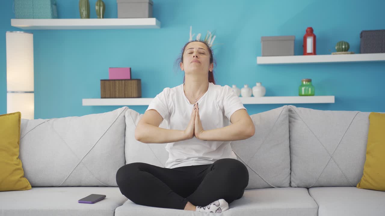 La mujer meditando