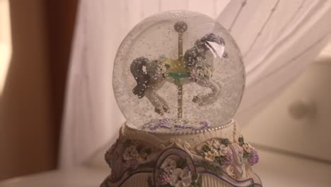 vaso de juguete de bola de nieve con un caballo dentro