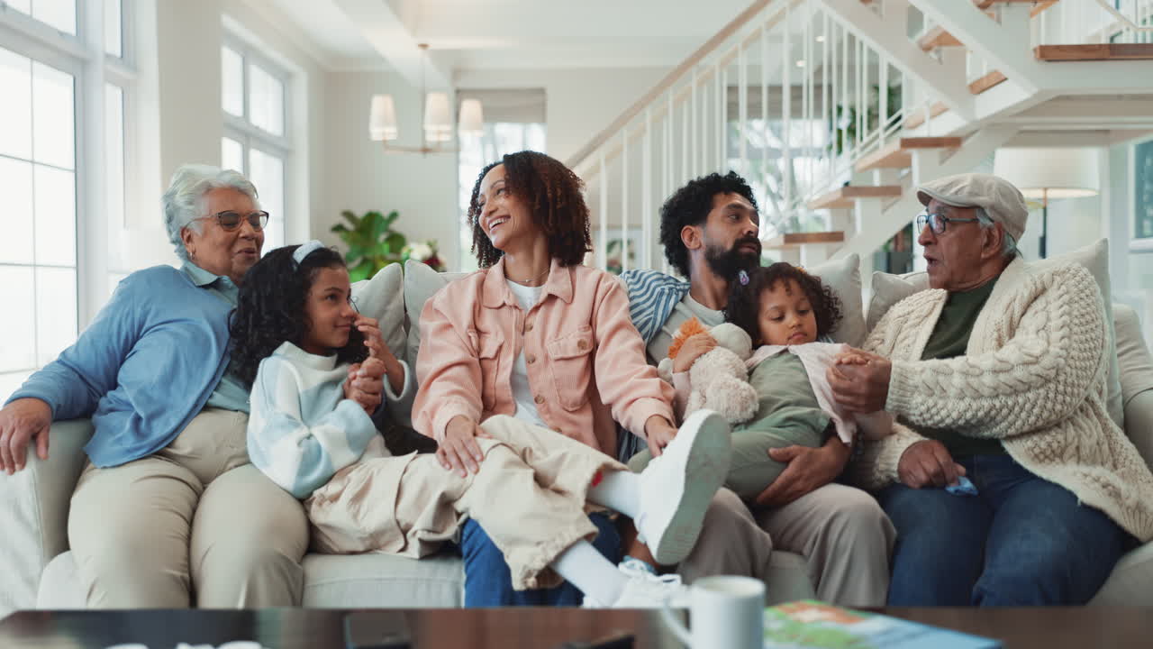 여러 세대의 행복한 가족이 거실에서 함께 시간을 즐기고 있습니다.
