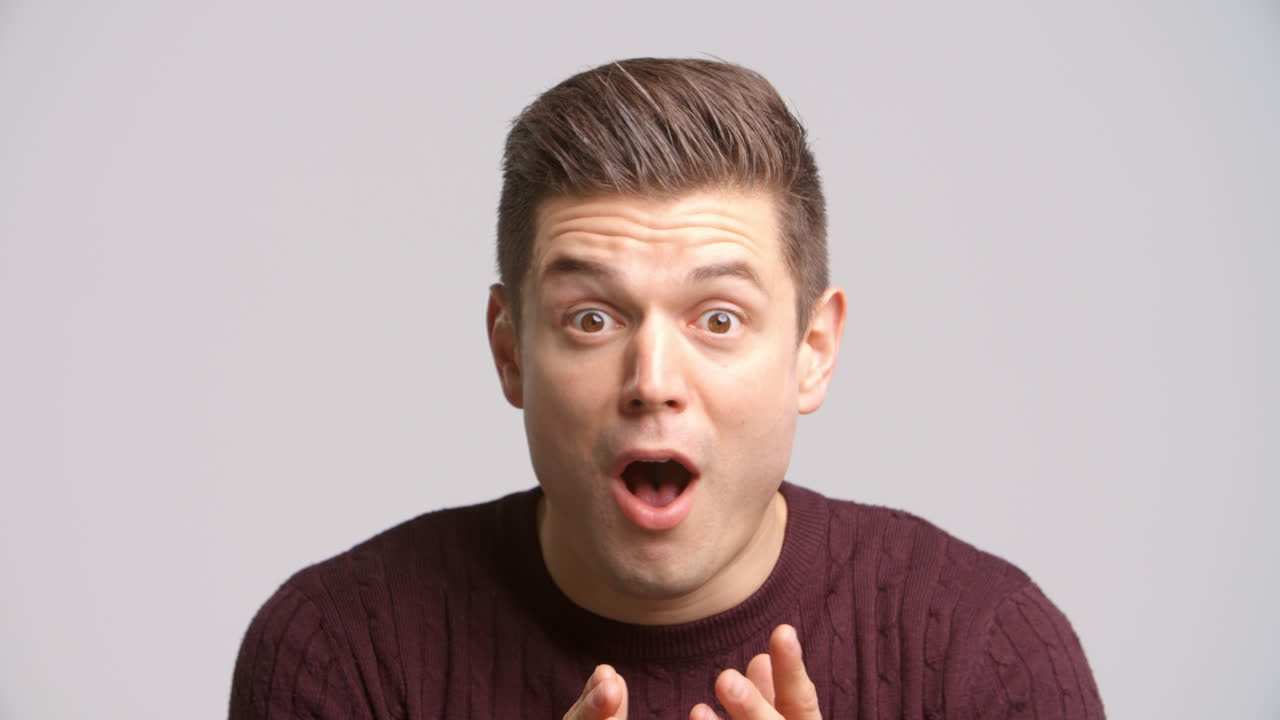 toma de estudio de un hombre decepcionado tomada en cámara lenta