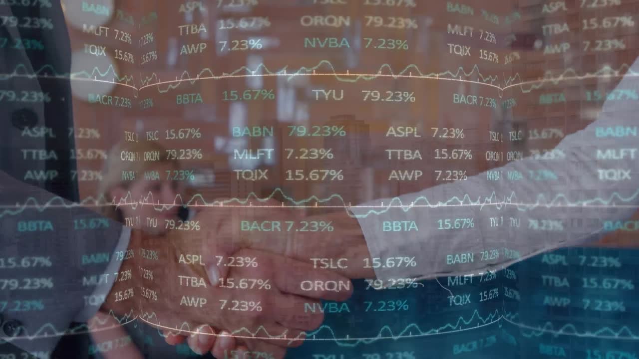 animación del procesamiento de datos sobre hombres de negocios caucásicos que se dan la mano