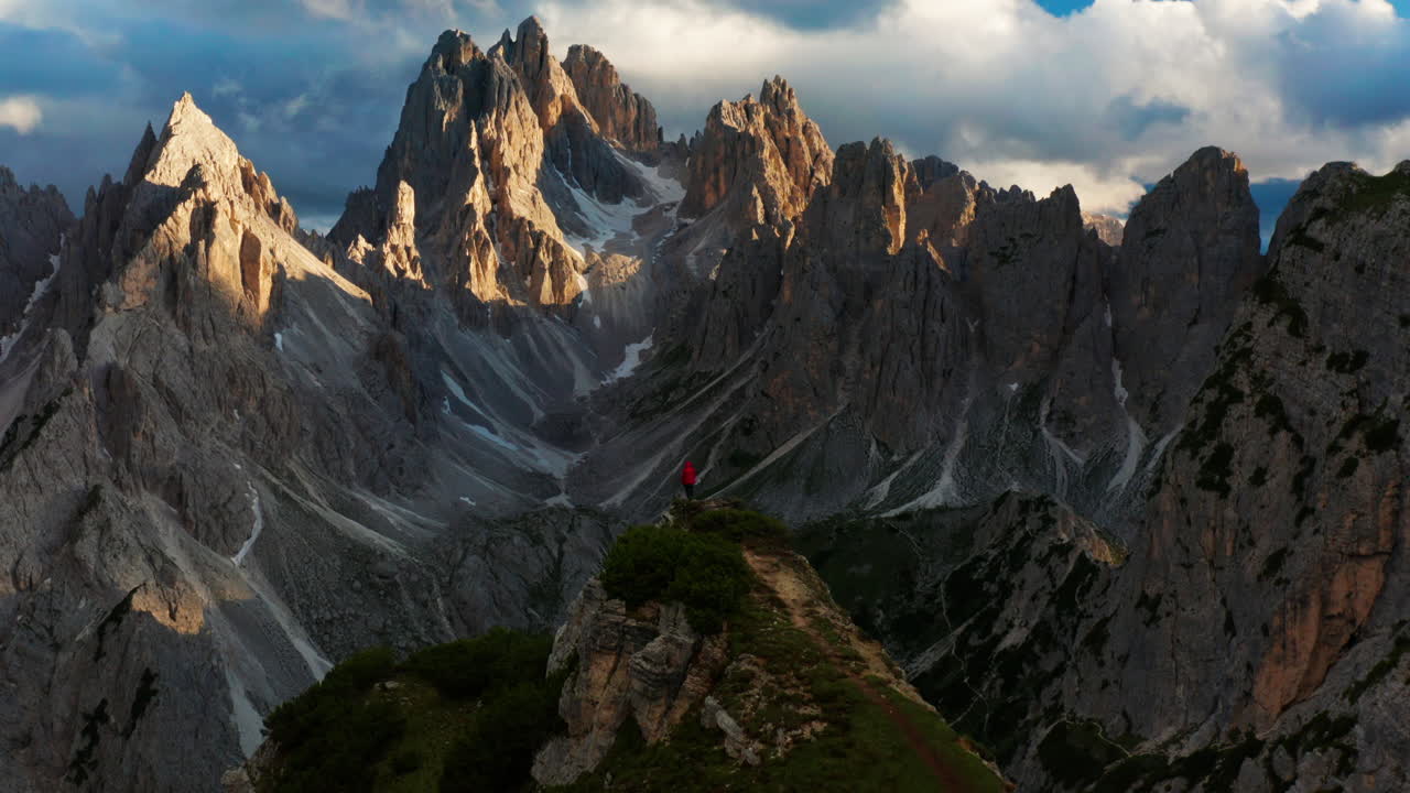 picos irregulares de dolomitas, el hombre está solo en un acantilado, italia