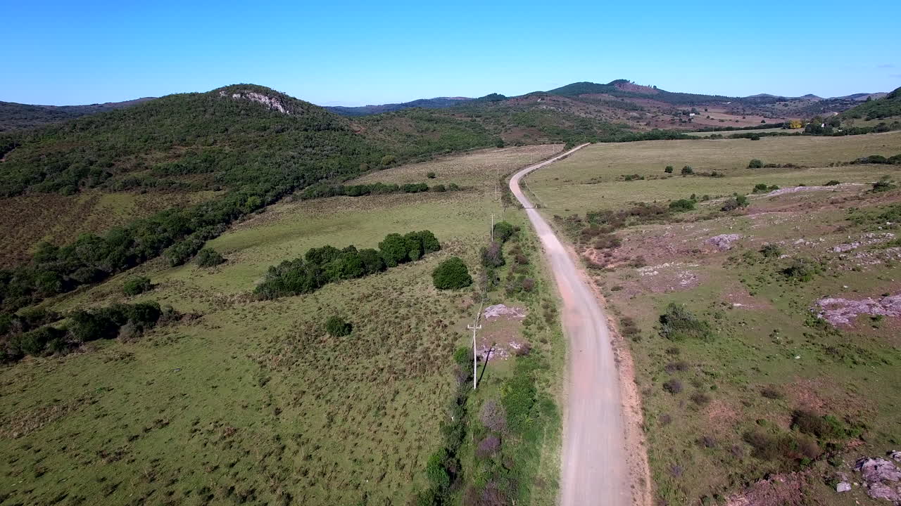 Riprese Aeree che Seguono una Strada Sterrata sulle Montagne Vicino a Minas, Uruguay