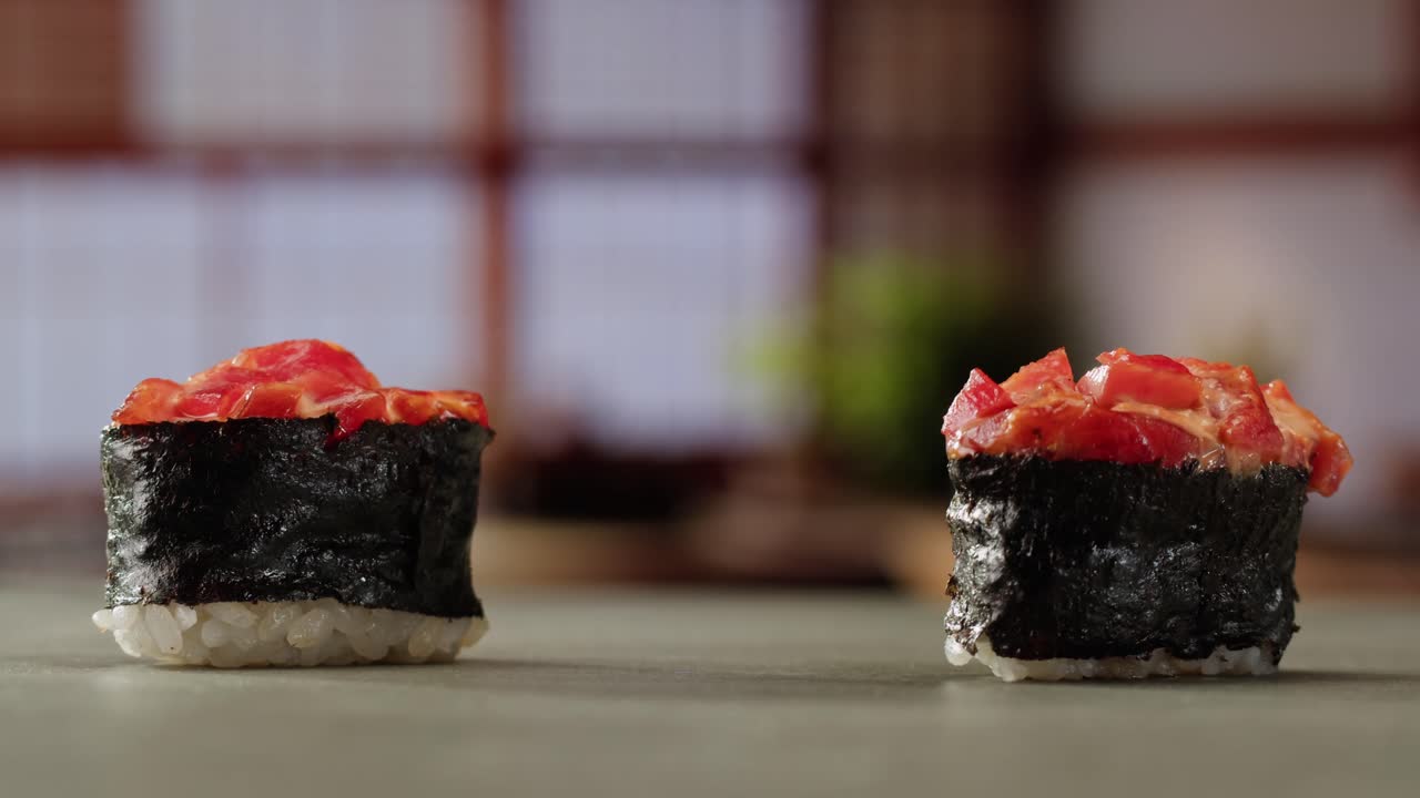 Tre stykker sushi