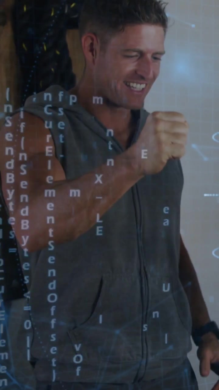 Video vertical: Hombre mostrando gestos tecnológicos, aplaudiendo y deslizando código holográfico HUD para una demostración.