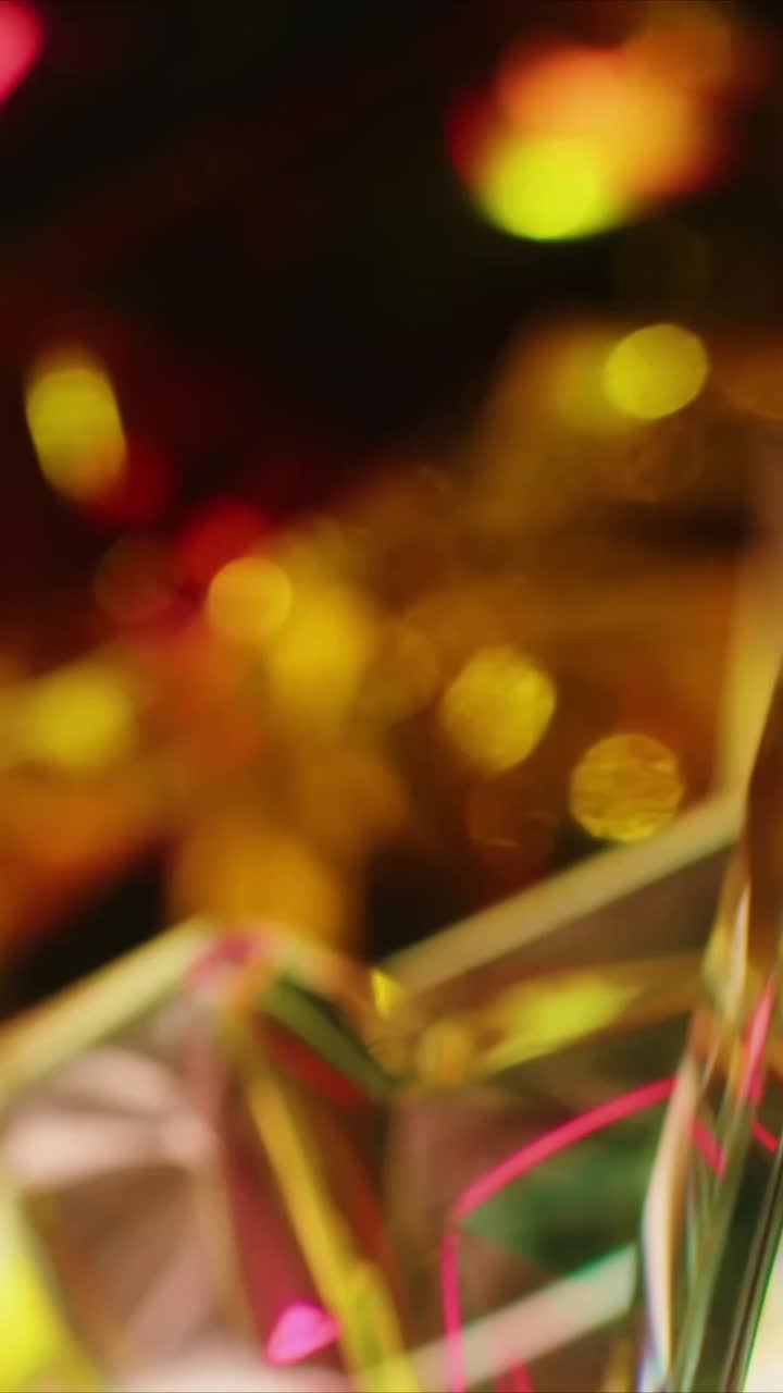 Flusso di liquido dorato che si versa con sfondo bokeh colorato