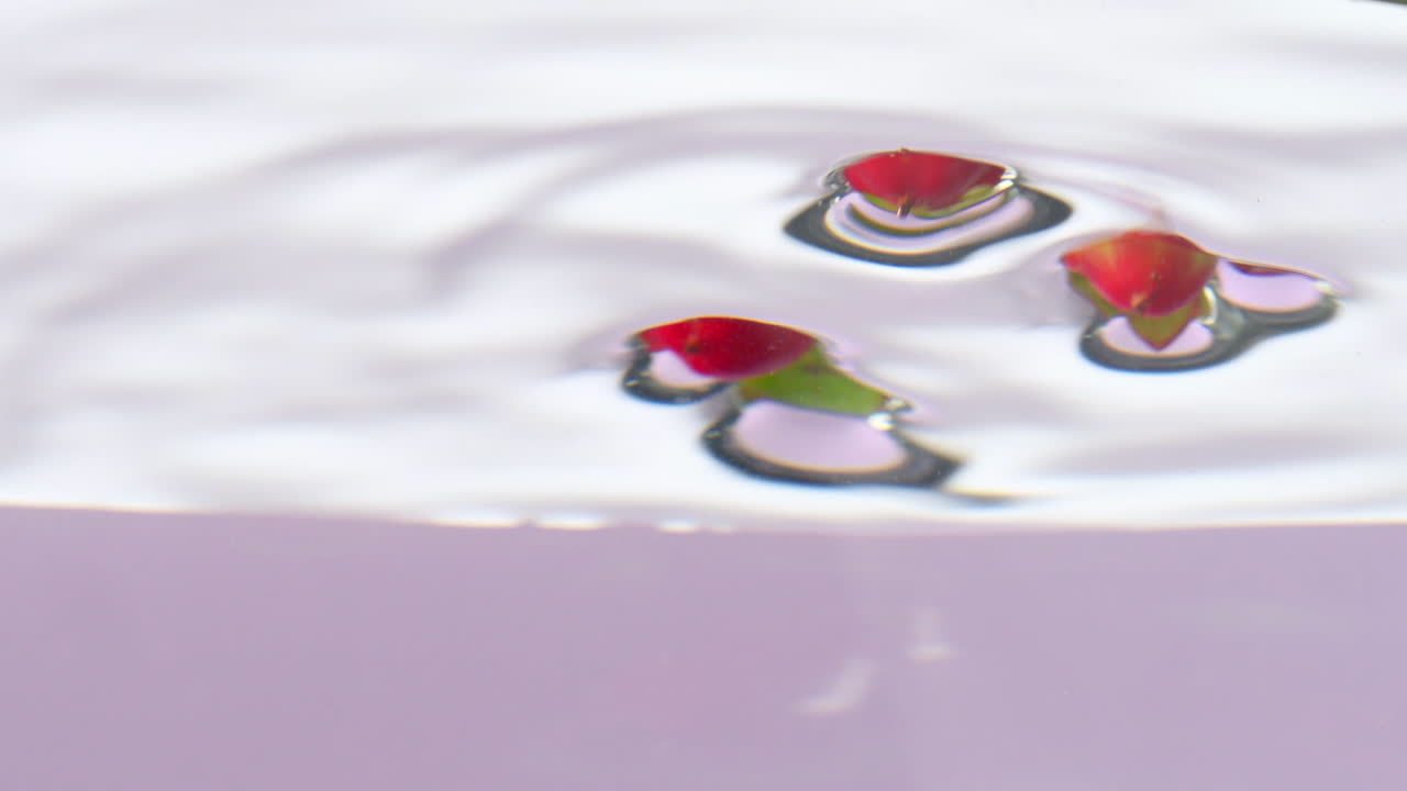 은 열매와 물의 파동의 클로즈업