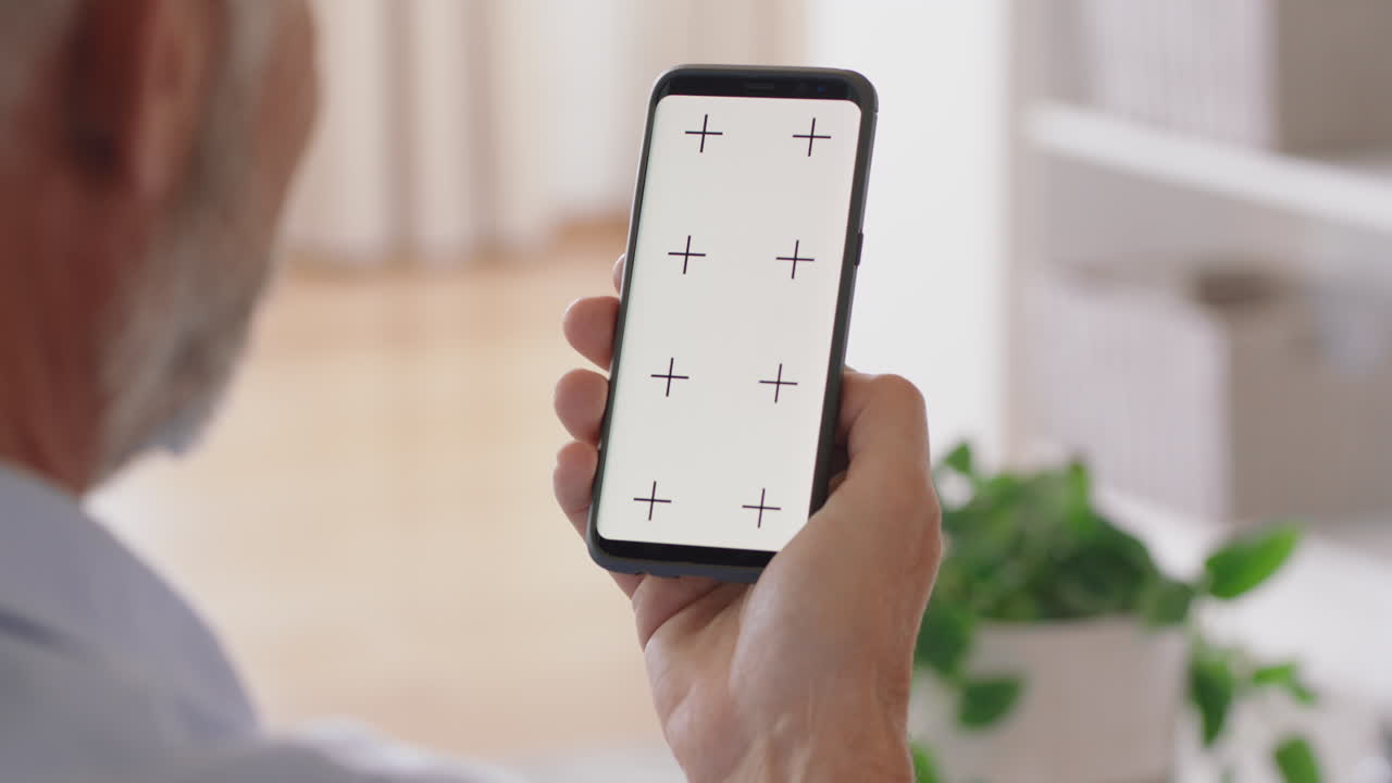 anciano feliz usando un teléfono inteligente pantalla verde video charlando agitando la mano disfrutando de la comunicación móvil en la pantalla de la tecla croma orientación vertical