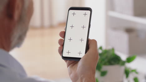 anciano feliz usando un teléfono inteligente pantalla verde video charlando agitando la mano disfrutando de la comunicación móvil en la pantalla de la tecla croma orientación vertical