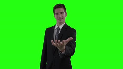 hombre de negocios fingiendo ser sostener un objeto invisible
