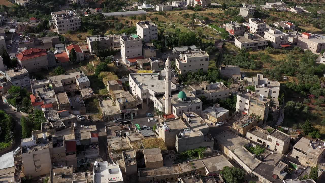 la aldea palestina de beit surik con una mezquita, vista aérea