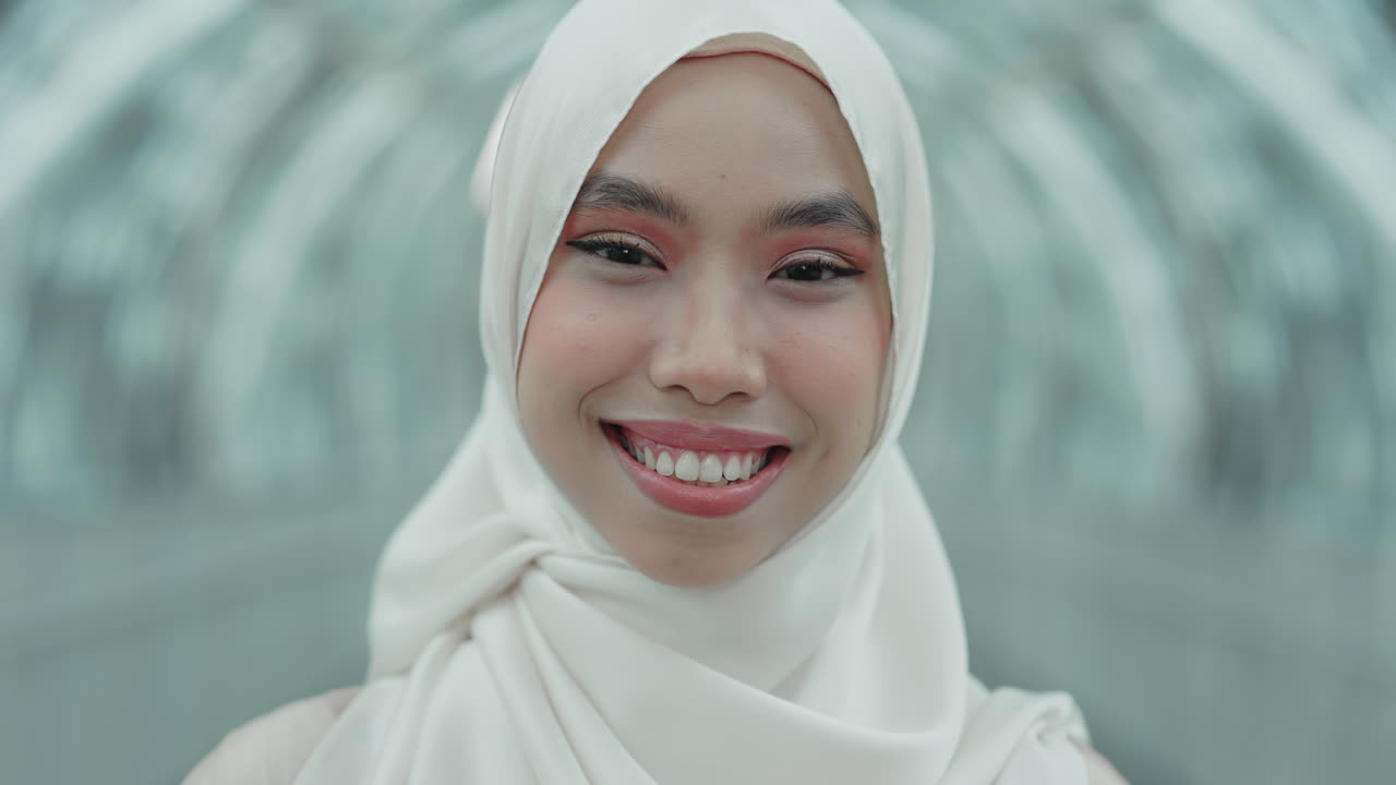 히자브 를 입은 미소 짓는 여자