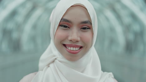 mujer sonriente en hijab