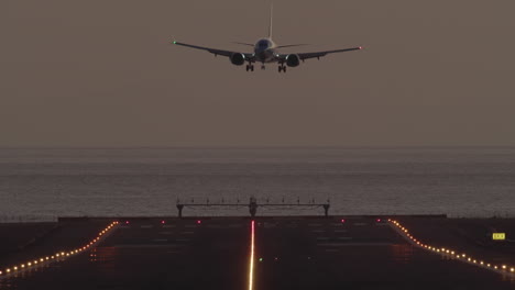 el avión está aterrizando.