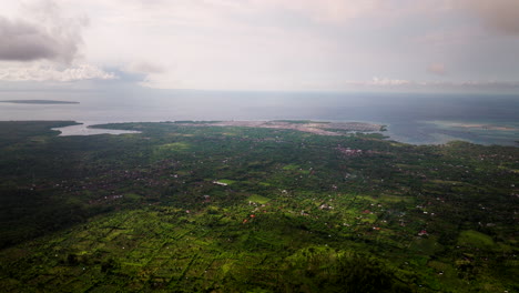 la exuberante costa tropical y el paisaje marítimo en banyuwedang, bali, indonesia