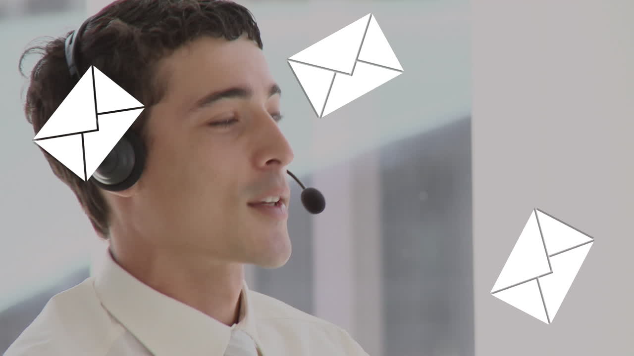 Animazione di icone email sopra un uomo che indossa cuffie telefoniche.