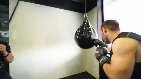 sesión de entrenamiento de boxeo y kickboxing en el gimnasio