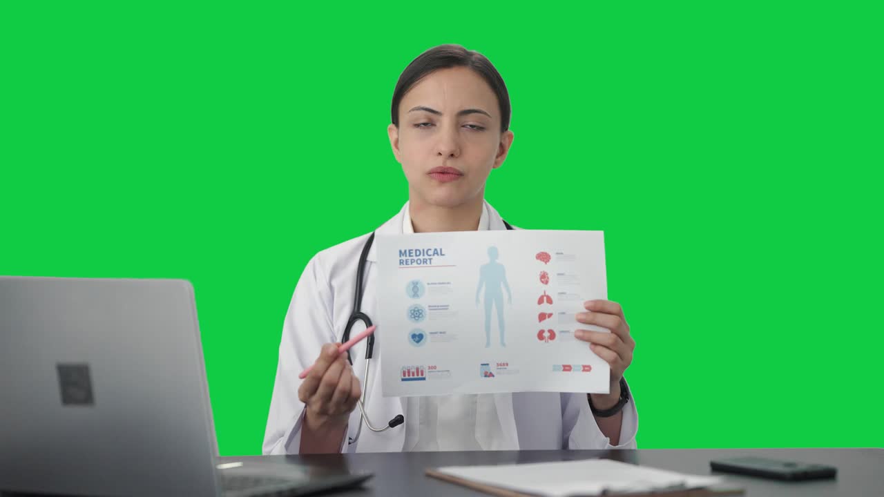 doctora india explicando el informe médico al paciente pantalla verde
