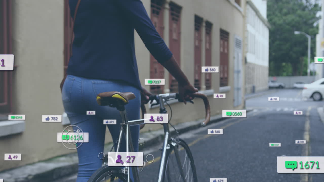 animación de iconos de redes sociales sobre la sección media de una mujer con bicicleta caminando por la calle