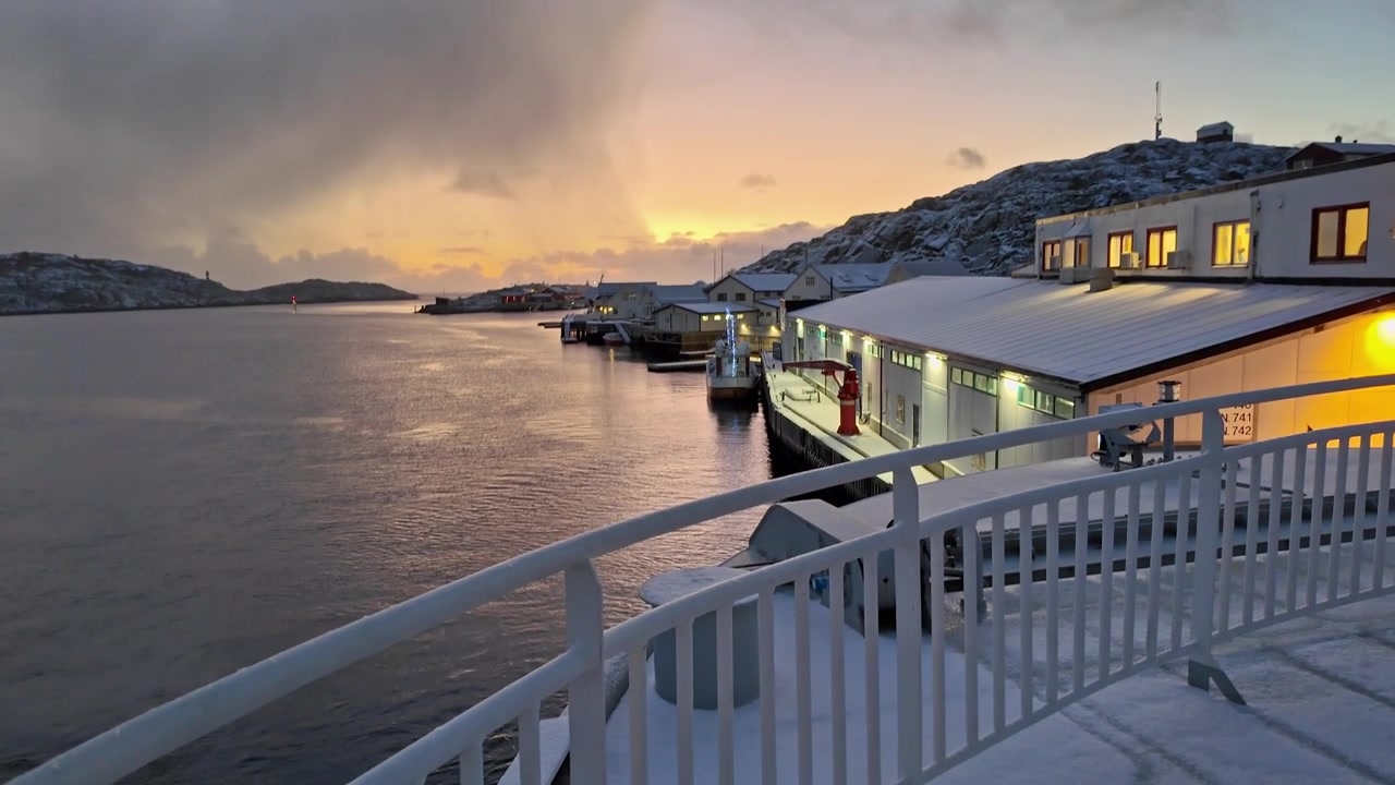 Snødekt dekkutsikt på en ferge i Lofoten, Norge under vinterreise.