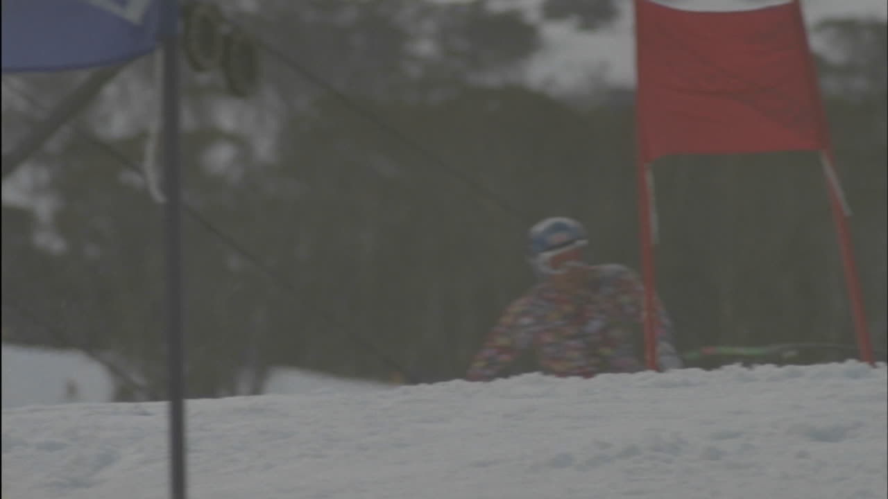 슬라롬 코스를 통해 언덕 아래로 하늘을 나는 사람