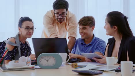 reunión de un grupo de empresarios creativos, diseñadores y artistas en el escritorio de la oficina.