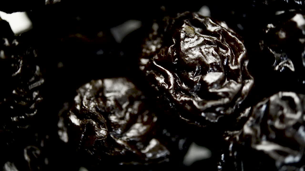 cerca de ciruelas secas girando