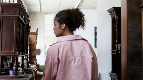 mujer afroamericana en una tienda