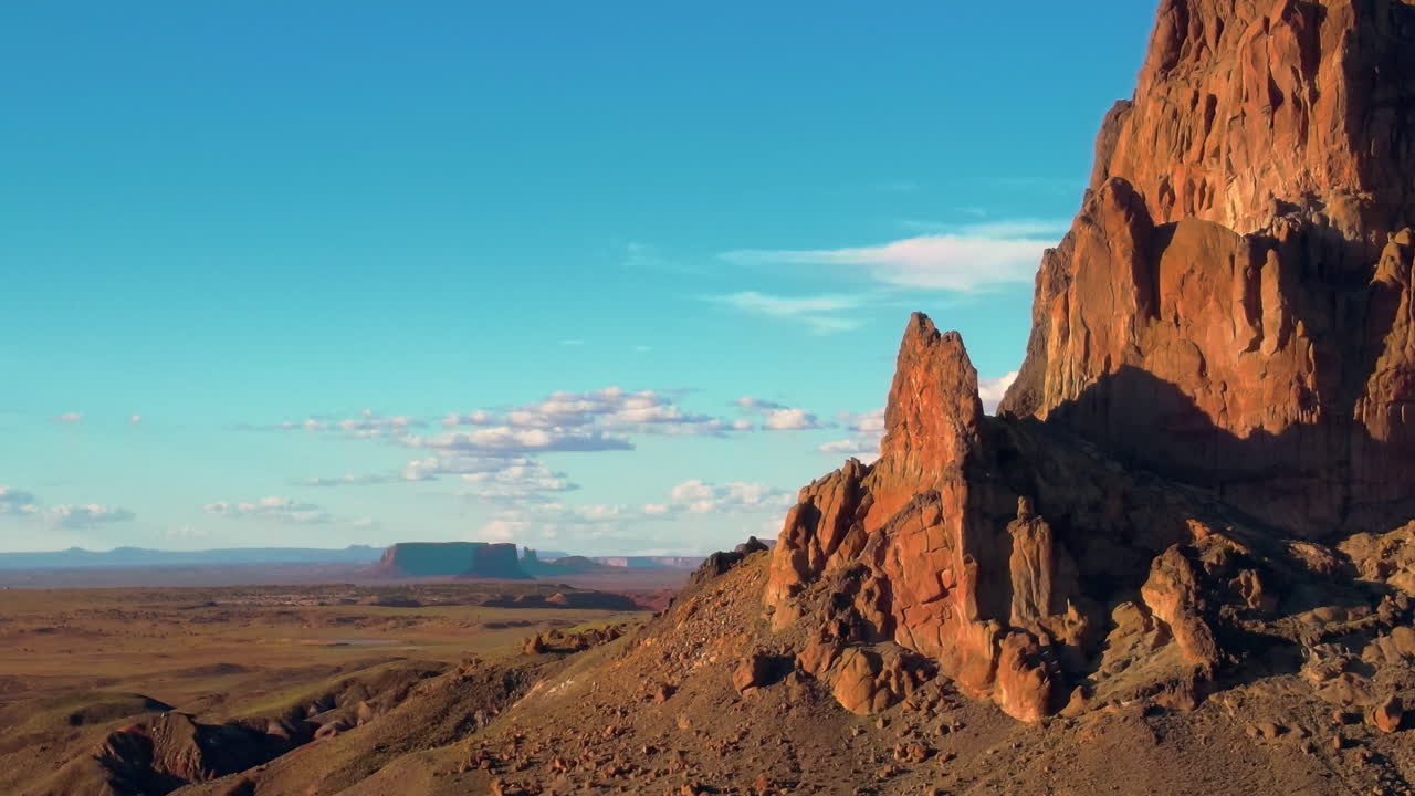 monument valley en arizona - desierto árido y cerros de piedra vistos desde arriba