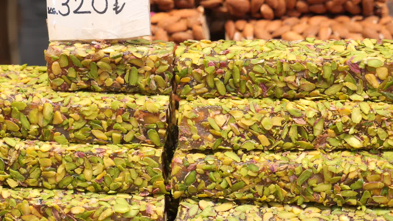 un primer plano de una deliciosa deliciosa turca cubierta de pistachos