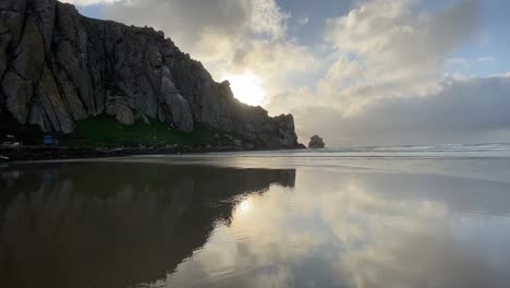 美麗的日落在加州莫羅灣的海灘上