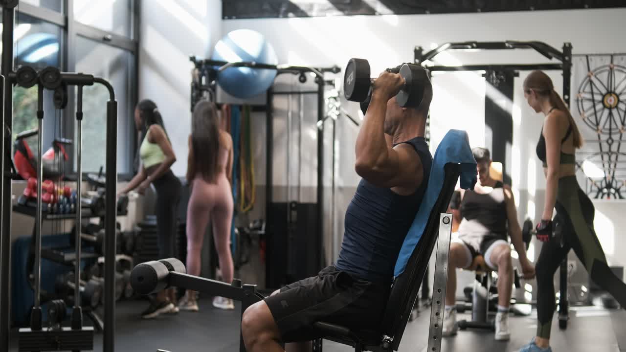 체육관 에서 운동 하는 사람 들