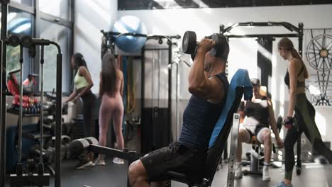 personas que trabajan en un gimnasio