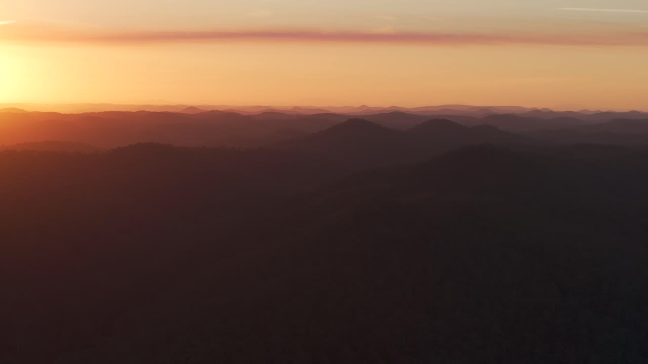 puesta de sol sobre las montañas