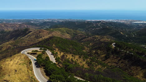 Eine-Drohne-Drängt-über-Eine-Kurvenreiche-Bergstraße-In-Der-Nähe-Von-Estepona,-Spanien,-Zum-Ufer