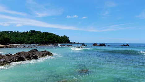 印度尼西亞爪<unk>島的天堂gedombo海灘上,平靜的波浪<unk>在火山岩石上