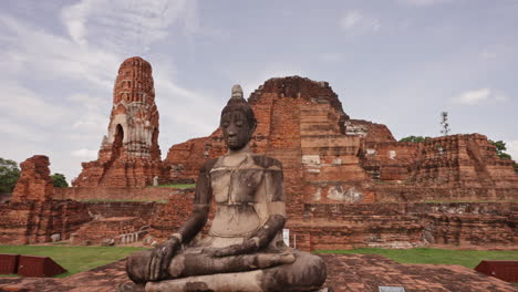 Buddha-Statue-In-Den-Ruinen-Des-Wat-Mahathat-Tempels-In-Ayutthaya,-Thailand