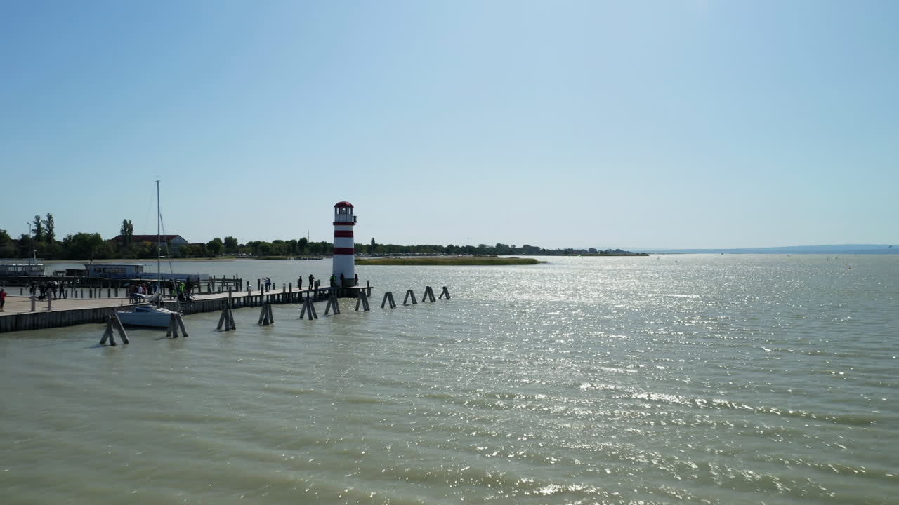toma aérea de drones de un faro en un lago