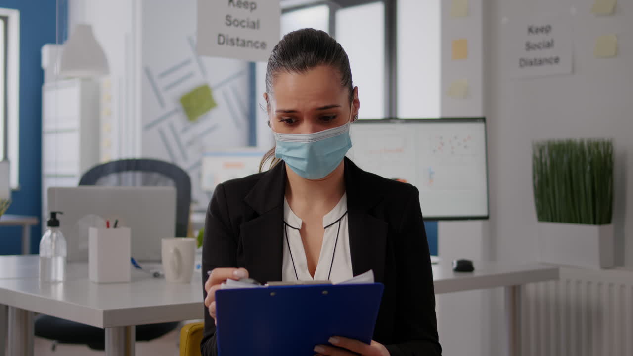 mujer de negocios con máscara facial durante una videollamada en línea