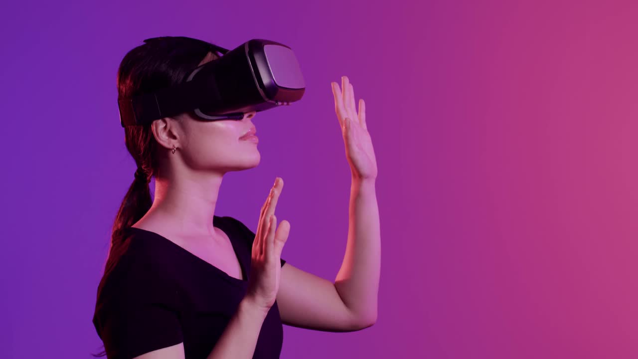 donna asiatica che usa le cuffie vr, touch screen su sfondo viola, spazio di copia, slow motion