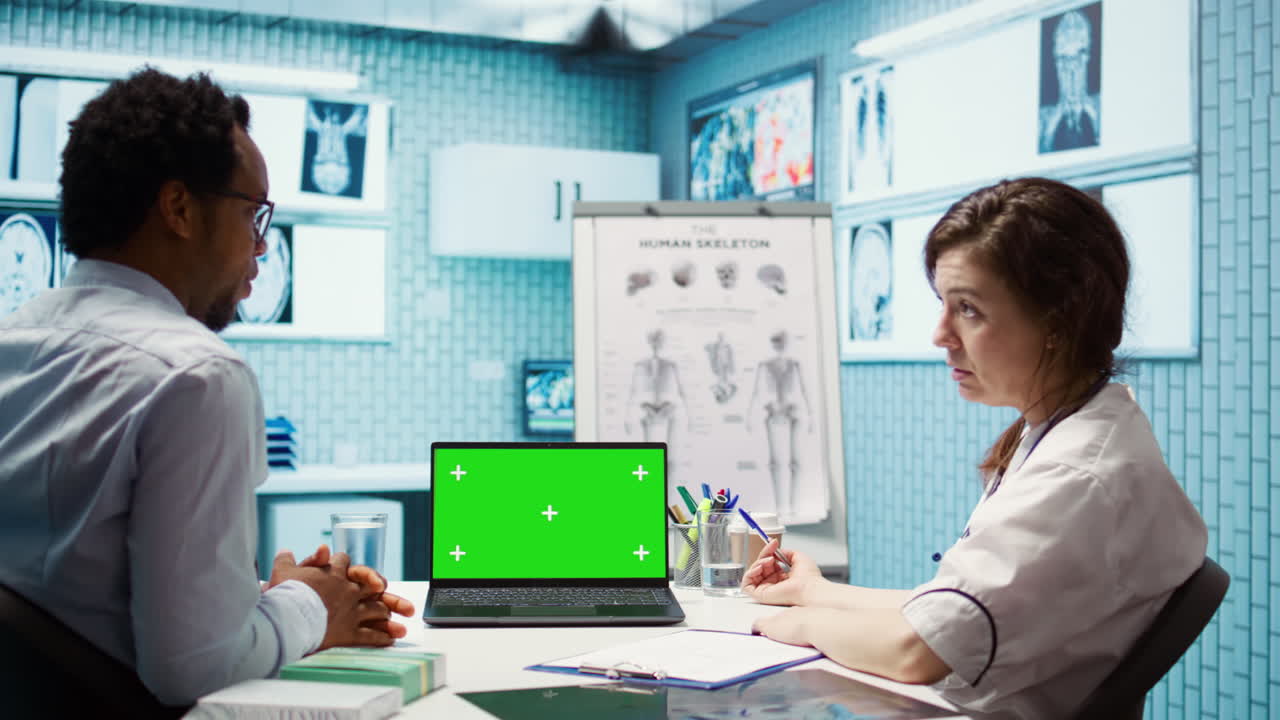 médico y paciente mirando el espacio de copia de maqueta durante el examen médico